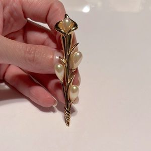 Costume peace plant flower pearl brooch